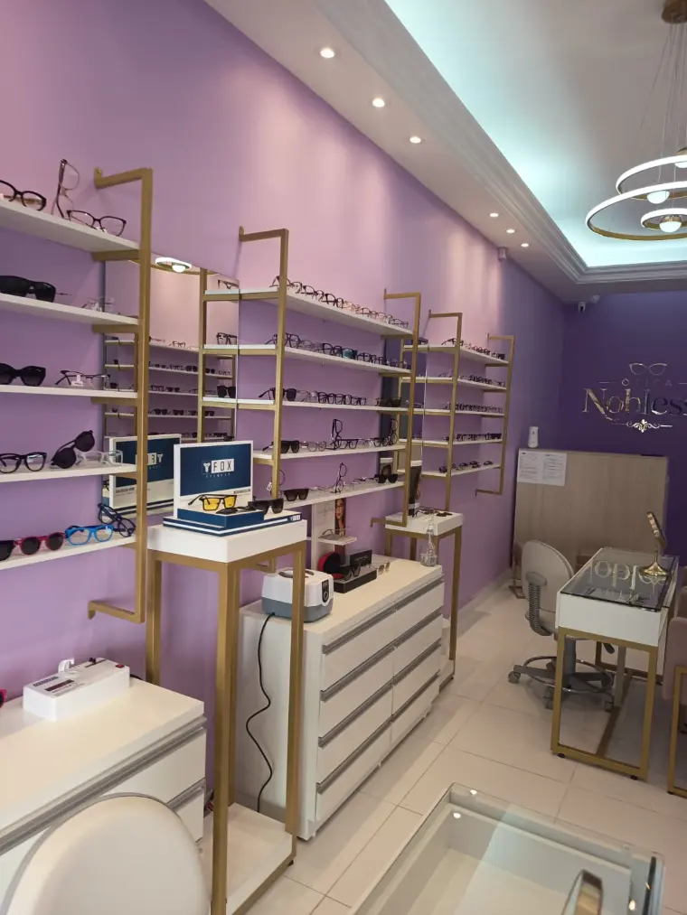 Óculos de sol expostos nas prateleiras da Ótica Noblesse, com display da Fox Eyewear.