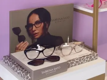 Display da coleção Sabrina Sato Eyewear com armações expostas na loja.