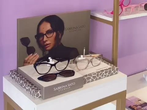 Display da coleção Sabrina Sato Eyewear com armações de grau e solares expostas.