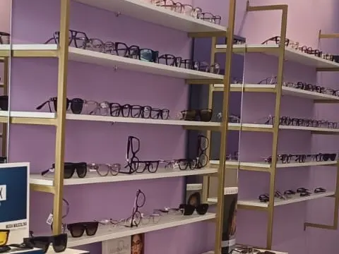 Armações de grau em acetato e metal organizadas em várias fileiras.